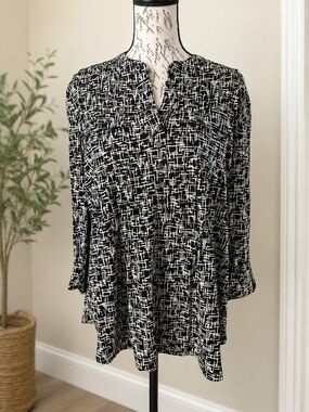 COCOMO Black & White Abstract Print Tunic Blouse – New With Tags
